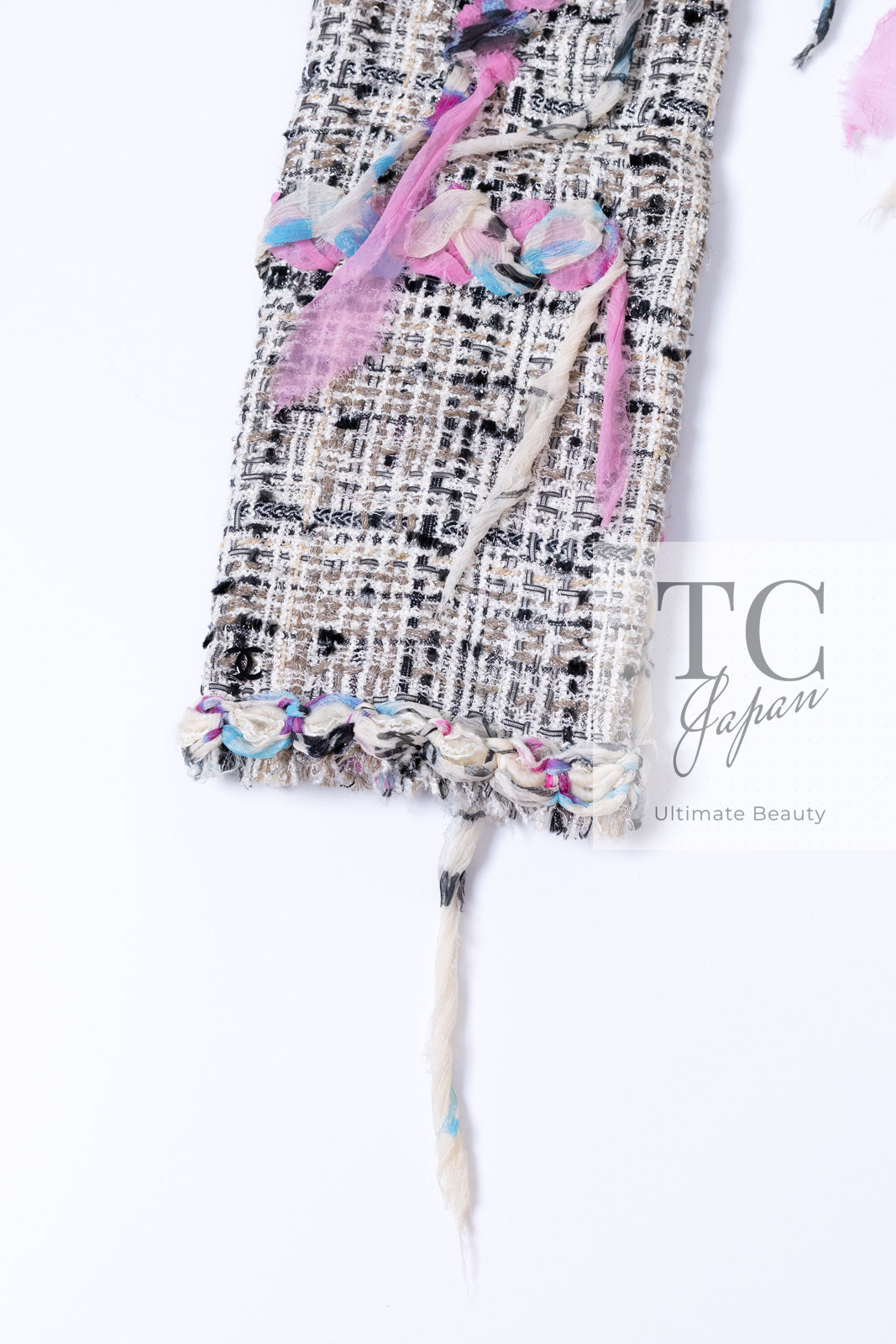 CHANEL 07C White Gray Graffiti CC Logo Tweed Jacket 38 40 42 シャネル ホワイト グレー グラフィティ ロゴ ツイード ジャケット 即発