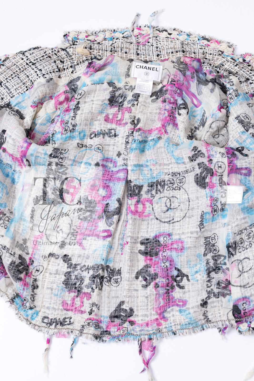 CHANEL 07C White Gray Graffiti CC Logo Tweed Jacket 38 40 42 シャネル ホワイト グレー グラフィティ ロゴ ツイード ジャケット 即発