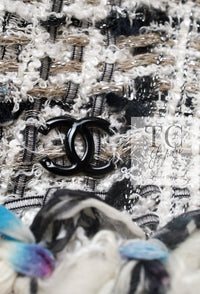 CHANEL 07C White Gray Graffiti CC Logo Tweed Jacket 38 40 42 シャネル ホワイト グレー グラフィティ ロゴ ツイード ジャケット 即発