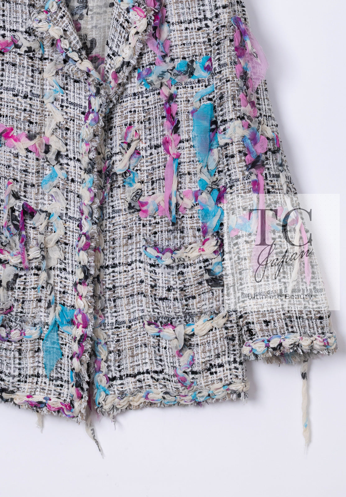 CHANEL 07C White Gray Graffiti CC Logo Tweed Jacket 38 40 42 シャネル ホワイト グレー グラフィティ ロゴ ツイード ジャケット 即発