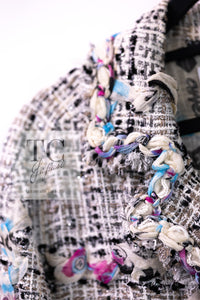 CHANEL 07C White Gray Graffiti CC Logo Tweed Jacket 38 40 42 シャネル ホワイト グレー グラフィティ ロゴ ツイード ジャケット 即発