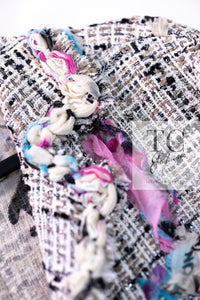 CHANEL 07C White Gray Graffiti CC Logo Tweed Jacket 38 40 42 シャネル ホワイト グレー グラフィティ ロゴ ツイード ジャケット 即発