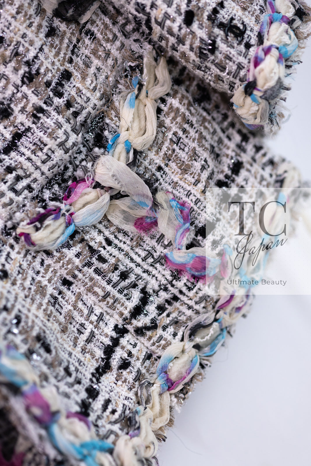 CHANEL 07C White Gray Graffiti CC Logo Tweed Jacket 38 40 42 シャネル ホワイト グレー グラフィティ ロゴ ツイード ジャケット 即発
