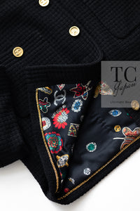 CHANEL 91A Vintage Black Wool Tweed Jacket Skirt Suit Gripoix Accessaries Pattern Silk Lining 36 38 シャネル ヴィンテージ ブラック ウール ツイード 幻のジャケット スカート スーツ グリポア 宝石柄 シルク裏 即発