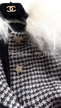 CHANEL 14PF Black Gray Mohair Light Long Coat With Soft real Lamb Fur 34 36 38 シャネル グレー ホワイト モヘア とっても軽くてふんわり暖か リアル ラム ファー付 ロング コート 即発