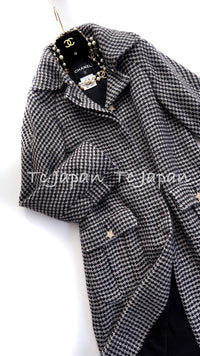 CHANEL 14PF Black Gray Mohair Light Long Coat With Soft real Lamb Fur 34 36 38 シャネル グレー ホワイト モヘア とっても軽くてふんわり暖か リアル ラム ファー付 ロング コート 即発