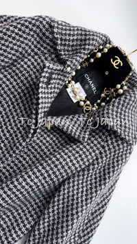 CHANEL 14PF Black Grey Mohair Light Long Coat With Soft real Lamb Fur 34 36 38 シャネル グレー ホワイト モヘア とっても軽くてふんわり暖か リアル ラム ファー付 ロング コート 即発