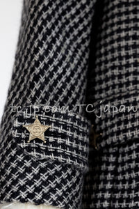 CHANEL 14PF Black Gray Mohair Light Long Coat With Soft real Lamb Fur 34 36 38 シャネル グレー ホワイト モヘア とっても軽くてふんわり暖か リアル ラム ファー付 ロング コート 即発