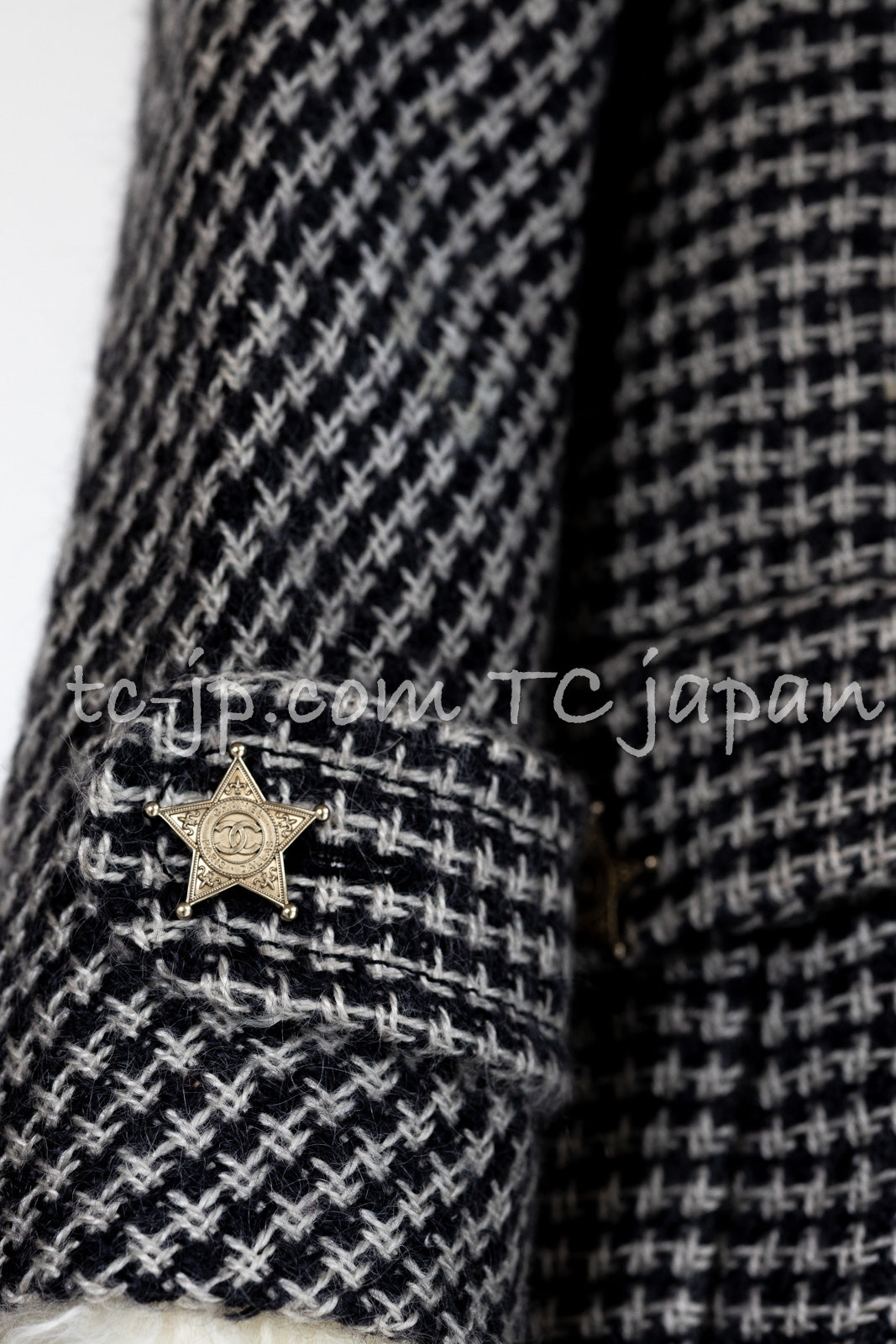 CHANEL 14PF Black Gray Mohair Light Long Coat With Soft real Lamb Fur 34 36 38 シャネル グレー ホワイト モヘア とっても軽くてふんわり暖か リアル ラム ファー付 ロング コート 即発
