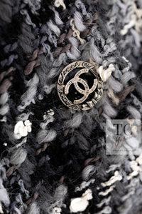 CHANEL 05A Black Gray Camellia CC Button Wool Tweed Coat 38 シャネル ブラック グレー カメリア柄 CC ボタン ウール ツイード コート 即発