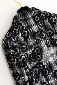 CHANEL 05A Black Gray Camellia CC Button Wool Tweed Coat 38 シャネル ブラック グレー カメリア柄 CC ボタン ウール ツイード コート 即発