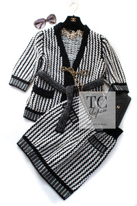 CHANEL 18PS Black Off White Cotton Knit Jacket Cardigan Skirt Setup 36 38 シャネル ブラック オフ ホワイト コットン ニット カーディガン スカート セットアップ 即発