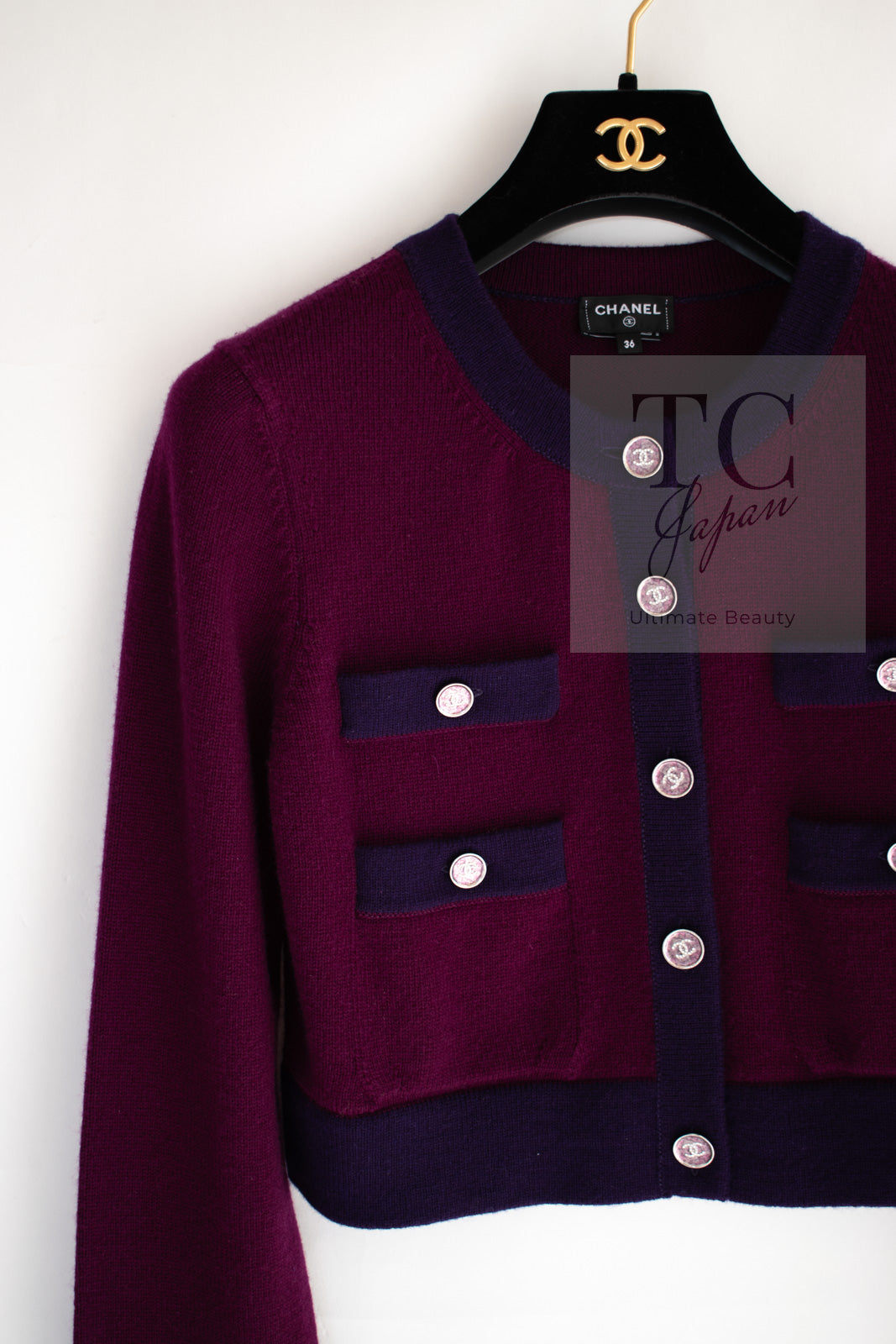 CHANEL 23PA Plum Purple CC Logo Buttons Cropped Cashmere Knit Cardigan 36 シャネル プラム パープル ココ ボタン クロップド カシミヤ ニット カーディガン 即発