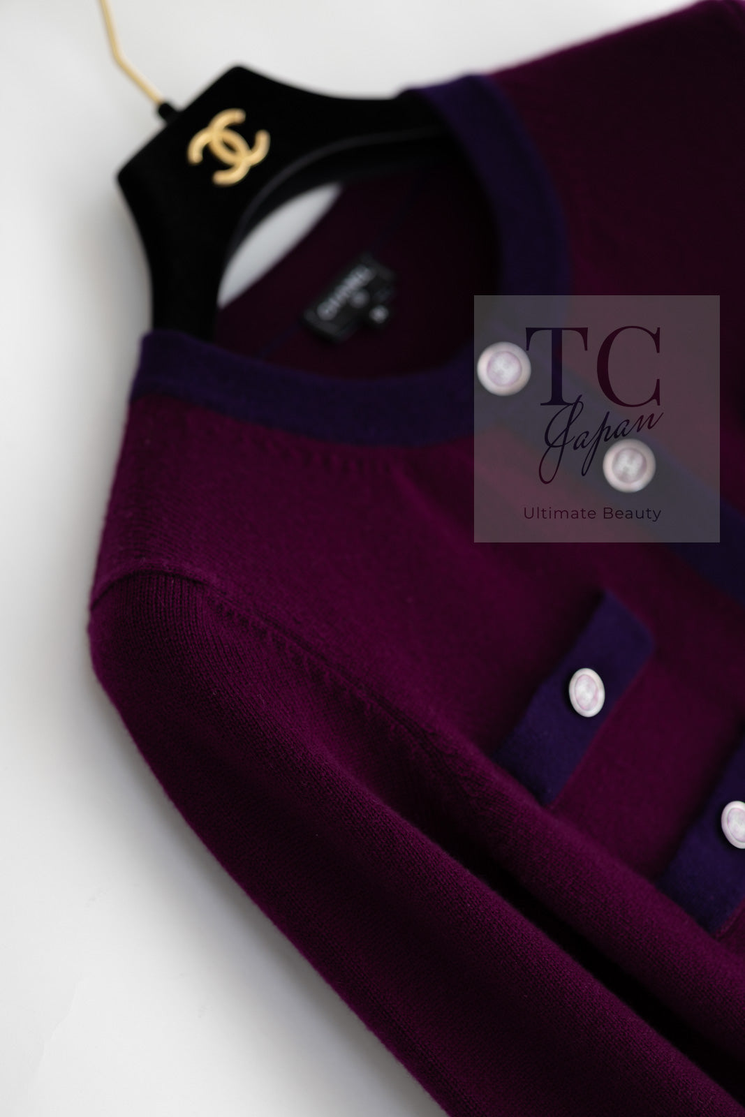 CHANEL 23PA Plum Purple CC Logo Buttons Cropped Cashmere Knit Cardigan 36 シャネル プラム パープル ココ ボタン クロップド カシミヤ ニット カーディガン 即発