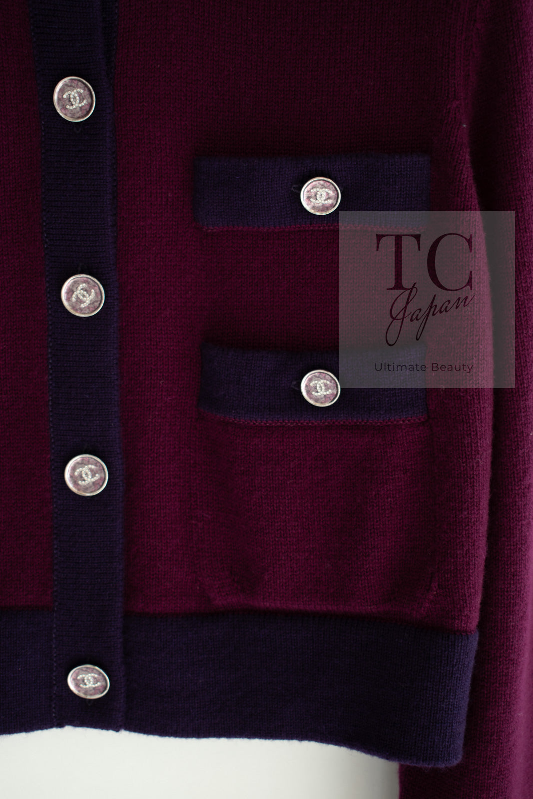 CHANEL 23PA Plum Purple CC Logo Buttons Cropped Cashmere Knit Cardigan 36 シャネル プラム パープル ココ ボタン クロップド カシミヤ ニット カーディガン 即発