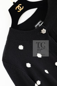 CHANEL 08A Black Dot Logo Cashmere Knit Cardigan 40 シャネル ブラック ドット ロゴ カシミヤ ニット カーディガン 即発