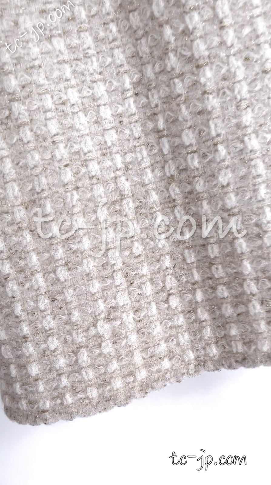 CHANEL 17PF Ivory Gold Metallic Super Soft Stretched Knit Dress Lion CC Button 34 シャネル アイボリー ゴールド ふわふわ ニット ストレッチ ワンピース ライオン CC ボタン 即発