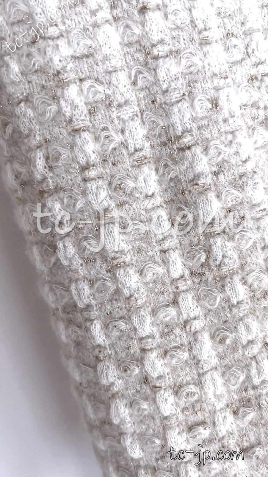CHANEL 17PF Ivory Gold Metallic Super Soft Stretched Knit Dress Lion CC Button 34 シャネル アイボリー ゴールド ふわふわ ニット ストレッチ ワンピース ライオン CC ボタン 即発
