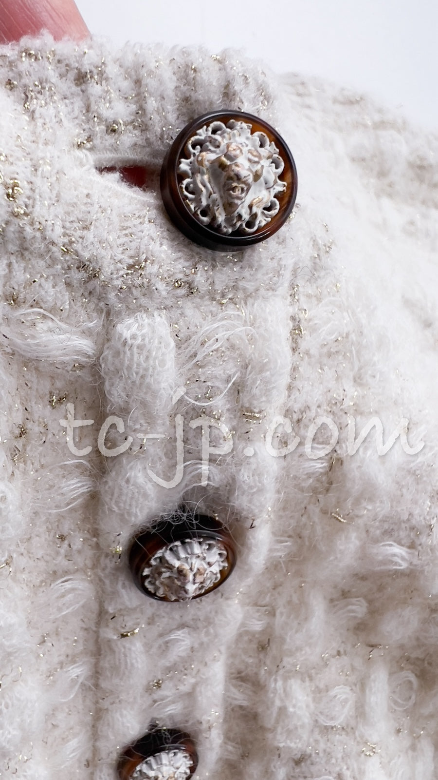 CHANEL 17PF Ivory Gold Metallic Super Soft Stretched Knit Dress Lion CC Button 34 シャネル アイボリー ゴールド ふわふわ ニット ストレッチ ワンピース ライオン CC ボタン 即発