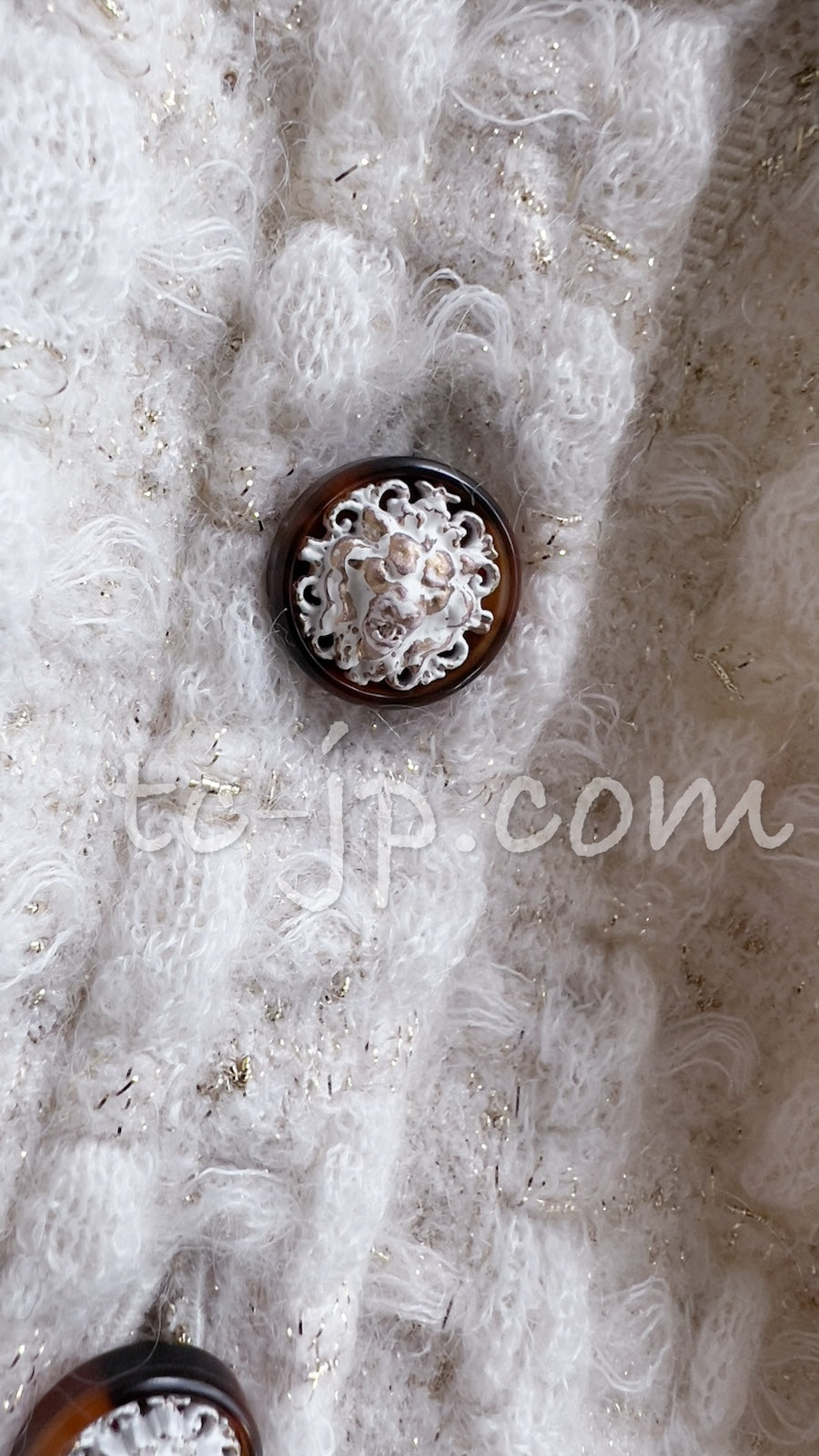 CHANEL 17PF Ivory Gold Metallic Super Soft Stretched Knit Dress Lion CC Button 34 シャネル アイボリー ゴールド ふわふわ ニット ストレッチ ワンピース ライオン CC ボタン 即発