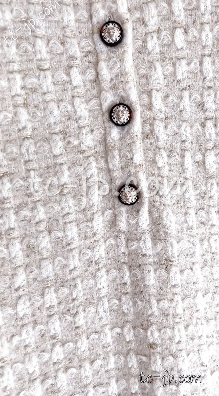 CHANEL 17PF Ivory Gold Metallic Super Soft Stretched Knit Dress Lion CC Button 34 シャネル アイボリー ゴールド ふわふわ ニット ストレッチ ワンピース ライオン CC ボタン 即発