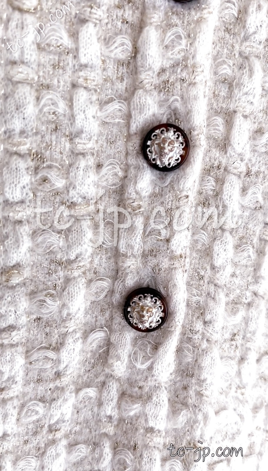 CHANEL 17PF Ivory Gold Metallic Super Soft Stretched Knit Dress Lion CC Button 34 シャネル アイボリー ゴールド ふわふわ ニット ストレッチ ワンピース ライオン CC ボタン 即発