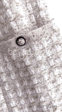 CHANEL 17PF Ivory Gold Metallic Super Soft Stretched Knit Dress Lion CC Button 34 シャネル アイボリー ゴールド ふわふわ ニット ストレッチ ワンピース ライオン CC ボタン 即発