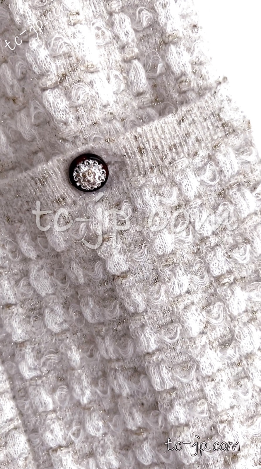 CHANEL 17PF Ivory Gold Metallic Super Soft Stretched Knit Dress Lion CC Button 34 シャネル アイボリー ゴールド ふわふわ ニット ストレッチ ワンピース ライオン CC ボタン 即発