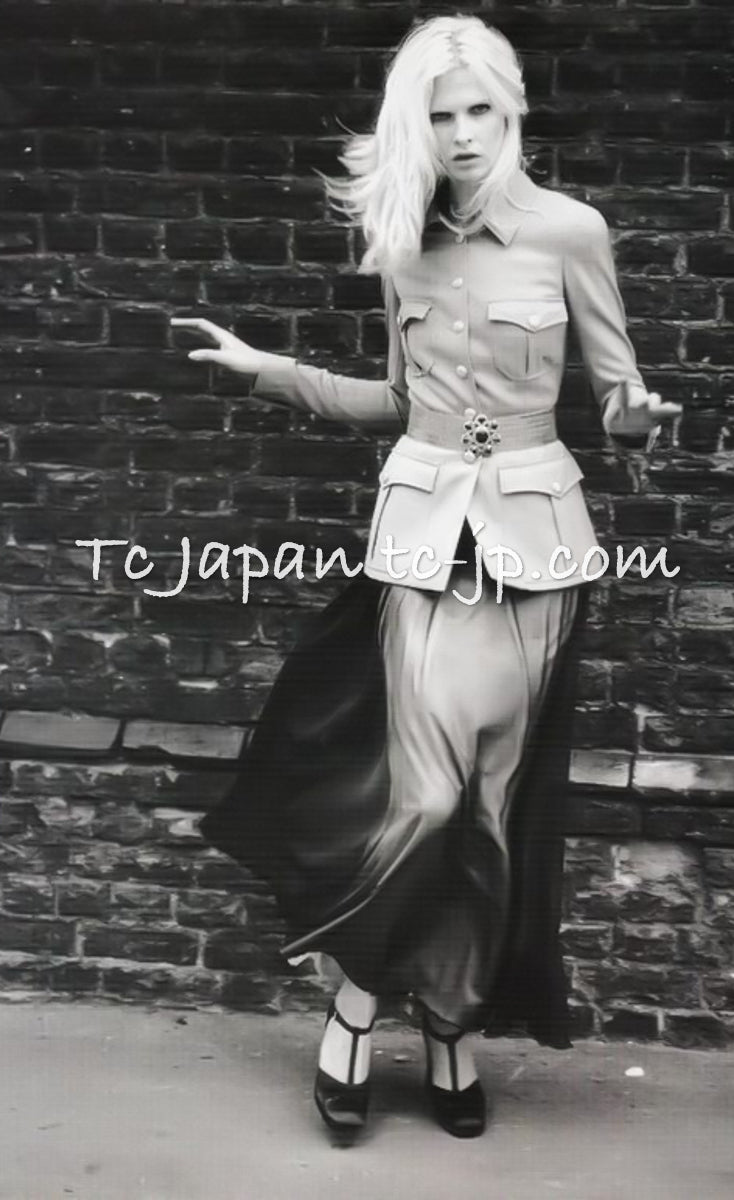 CHANEL 96A Vintage Black Wool 100 Gold CC Logo Buttons Military Jacket Skirt Suit 36 シャネル ヴィンテージ ブラック ウール 100% ゴールド CC ロゴ ボタン ミリタリー ジャケット スカート スーツ 即発