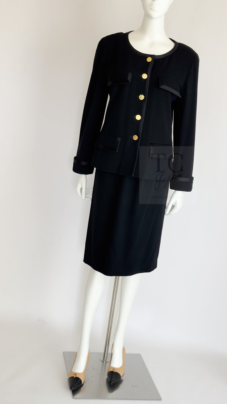 CHANEL 88A Vintage Black Wool Gold Buttons Jacket Skirt Suit 40 シャネル ヴィンテージ ブラック ウール ジャケット スカート スーツ 即発