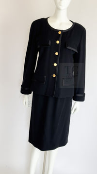 CHANEL 88A Vintage Black Wool Gold Buttons Jacket Skirt Suit 40 シャネル ヴィンテージ ブラック ウール ジャケット スカート スーツ 即発