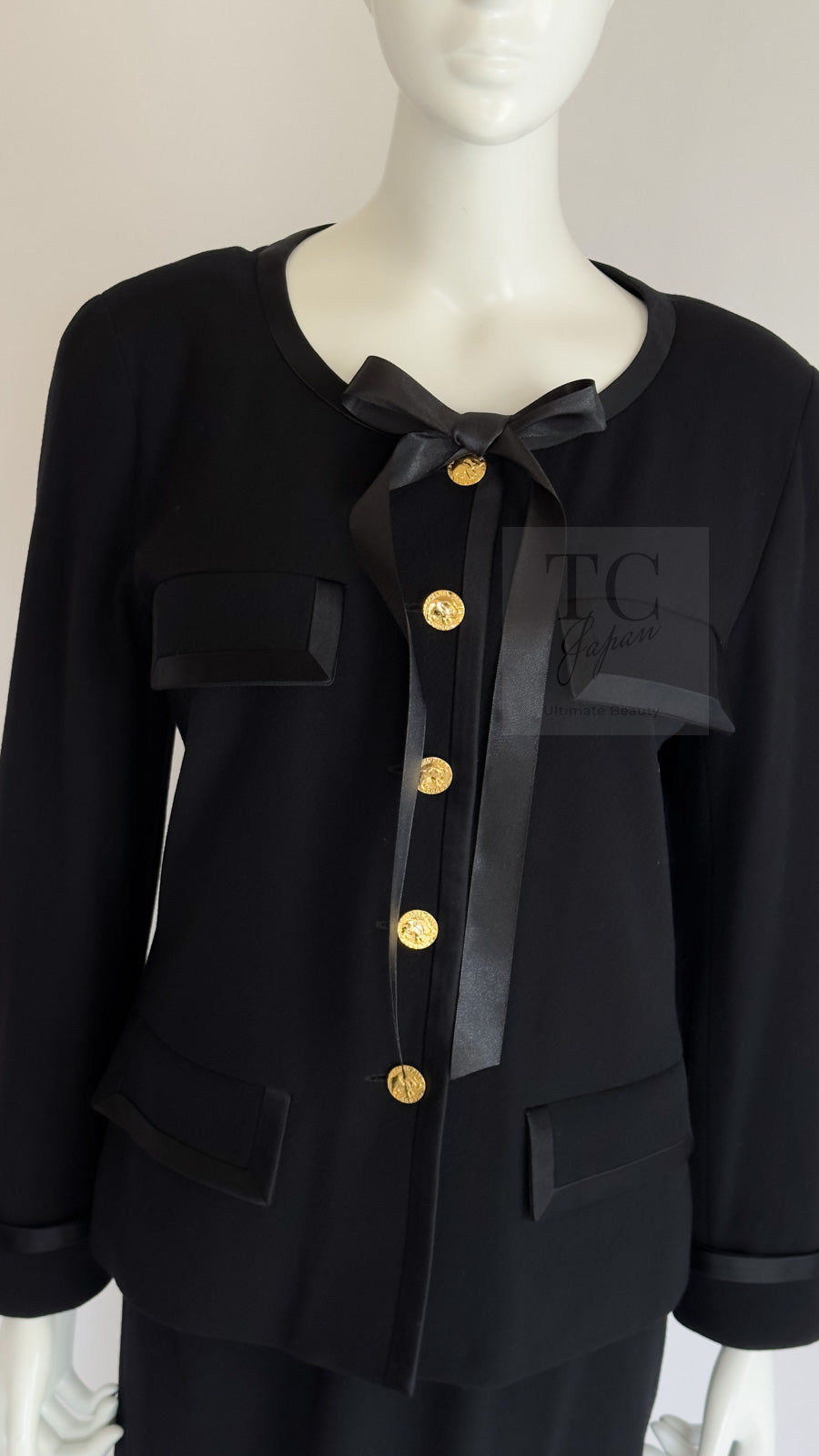 CHANEL 88A Vintage Black Wool Gold Buttons Jacket Skirt Suit 40 シャネル ヴィンテージ ブラック ウール ジャケット スカート スーツ 即発