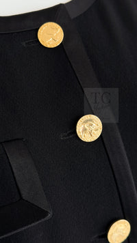 CHANEL 88A Vintage Black Wool Gold Buttons Jacket Skirt Suit 40 シャネル ヴィンテージ ブラック ウール ジャケット スカート スーツ 即発