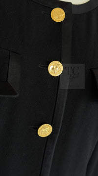 CHANEL 88A Vintage Black Wool Gold Buttons Jacket Skirt Suit 40 シャネル ヴィンテージ ブラック ウール ジャケット スカート スーツ 即発