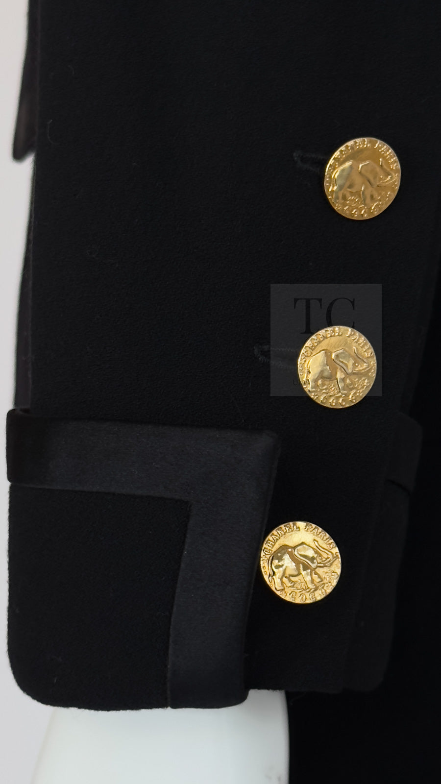 CHANEL 88A Vintage Black Wool Gold Buttons Jacket Skirt Suit 40 シャネル ヴィンテージ ブラック ウール ジャケット スカート スーツ 即発