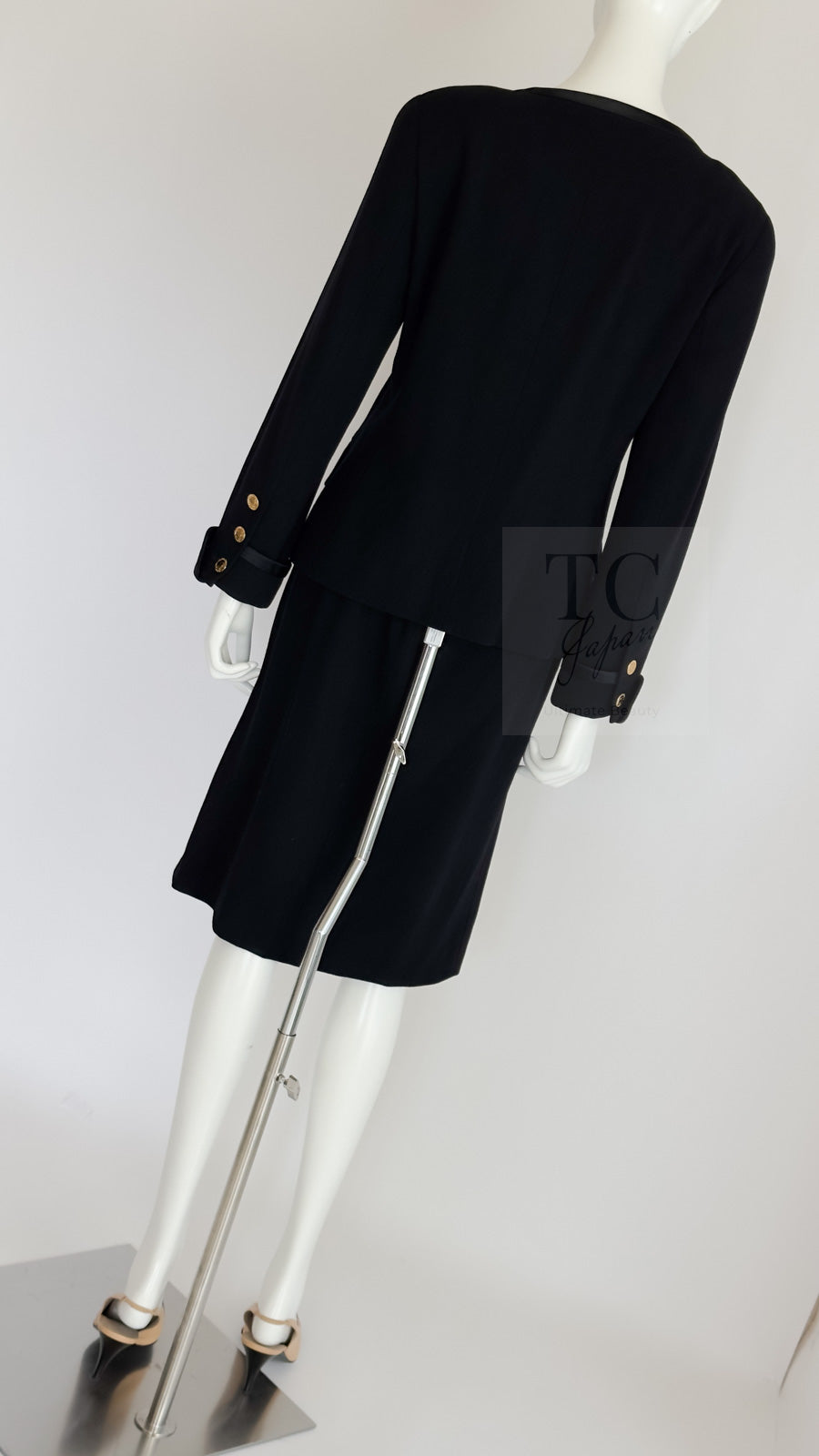 CHANEL 88A Vintage Black Wool Gold Buttons Jacket Skirt Suit 40 シャネル ヴィンテージ ブラック ウール ジャケット スカート スーツ 即発