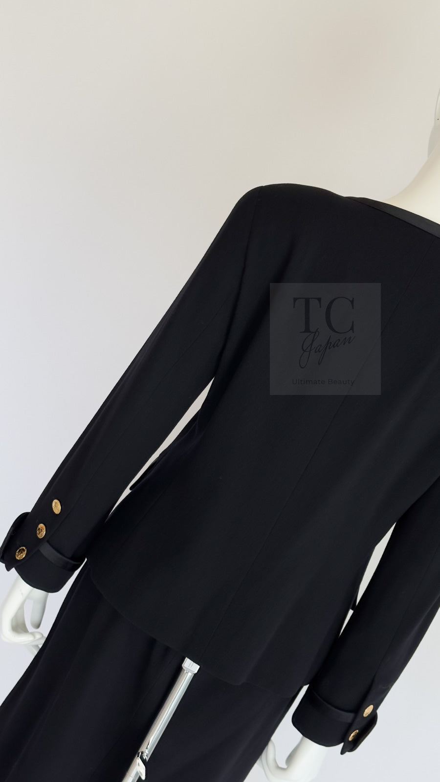 CHANEL 88A Vintage Black Wool Gold Buttons Jacket Skirt Suit 40 シャネル ヴィンテージ ブラック ウール ジャケット スカート スーツ 即発