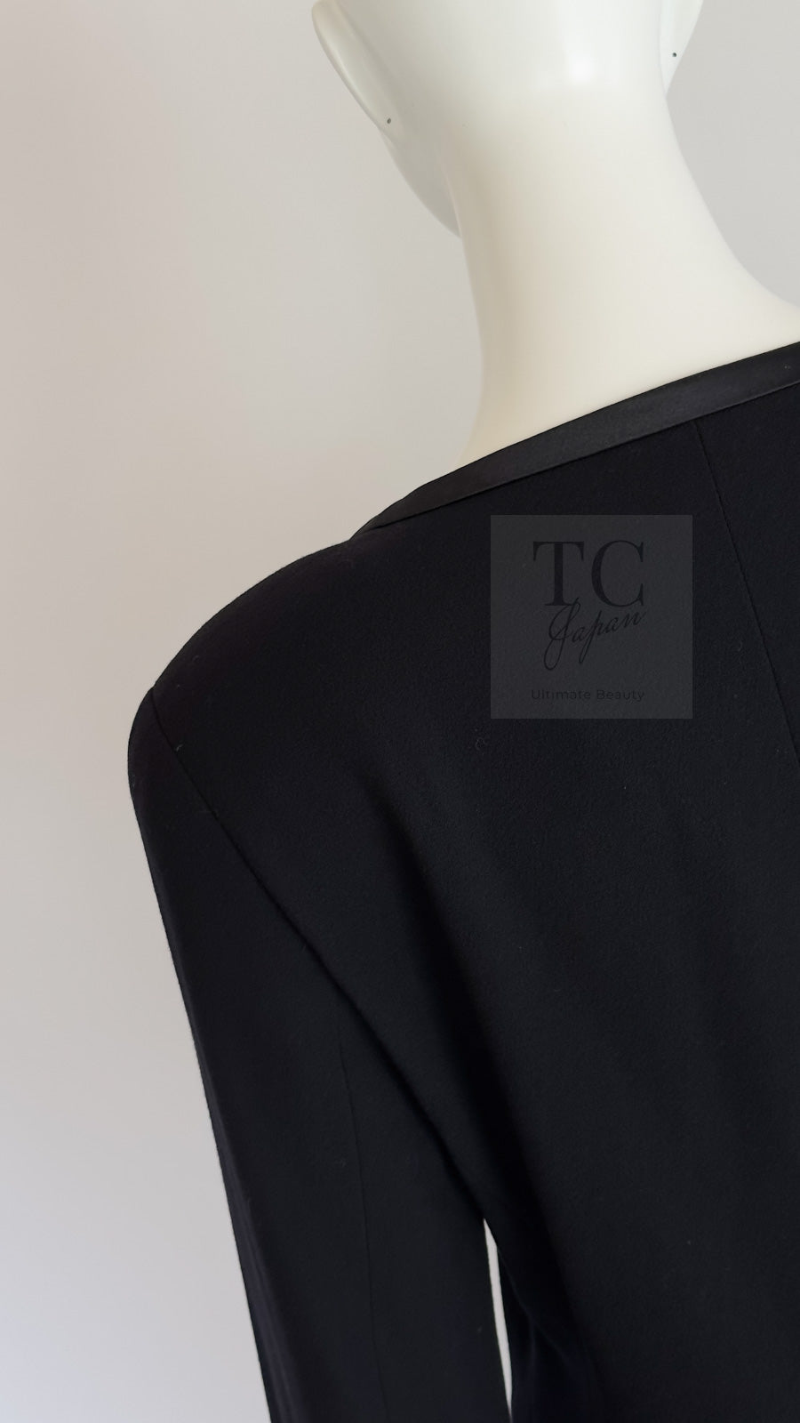 CHANEL 88A Vintage Black Wool Gold Buttons Jacket Skirt Suit 40 シャネル ヴィンテージ ブラック ウール ジャケット スカート スーツ 即発