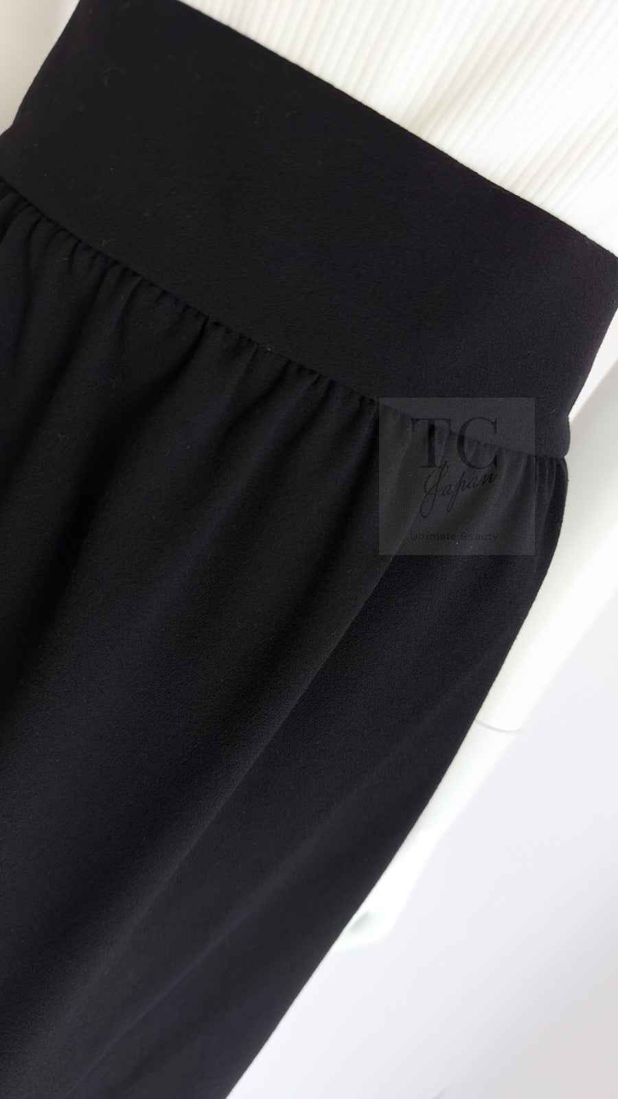 CHANEL 88A Vintage Black Wool Gold Buttons Jacket Skirt Suit 40 シャネル ヴィンテージ ブラック ウール ジャケット スカート スーツ 即発