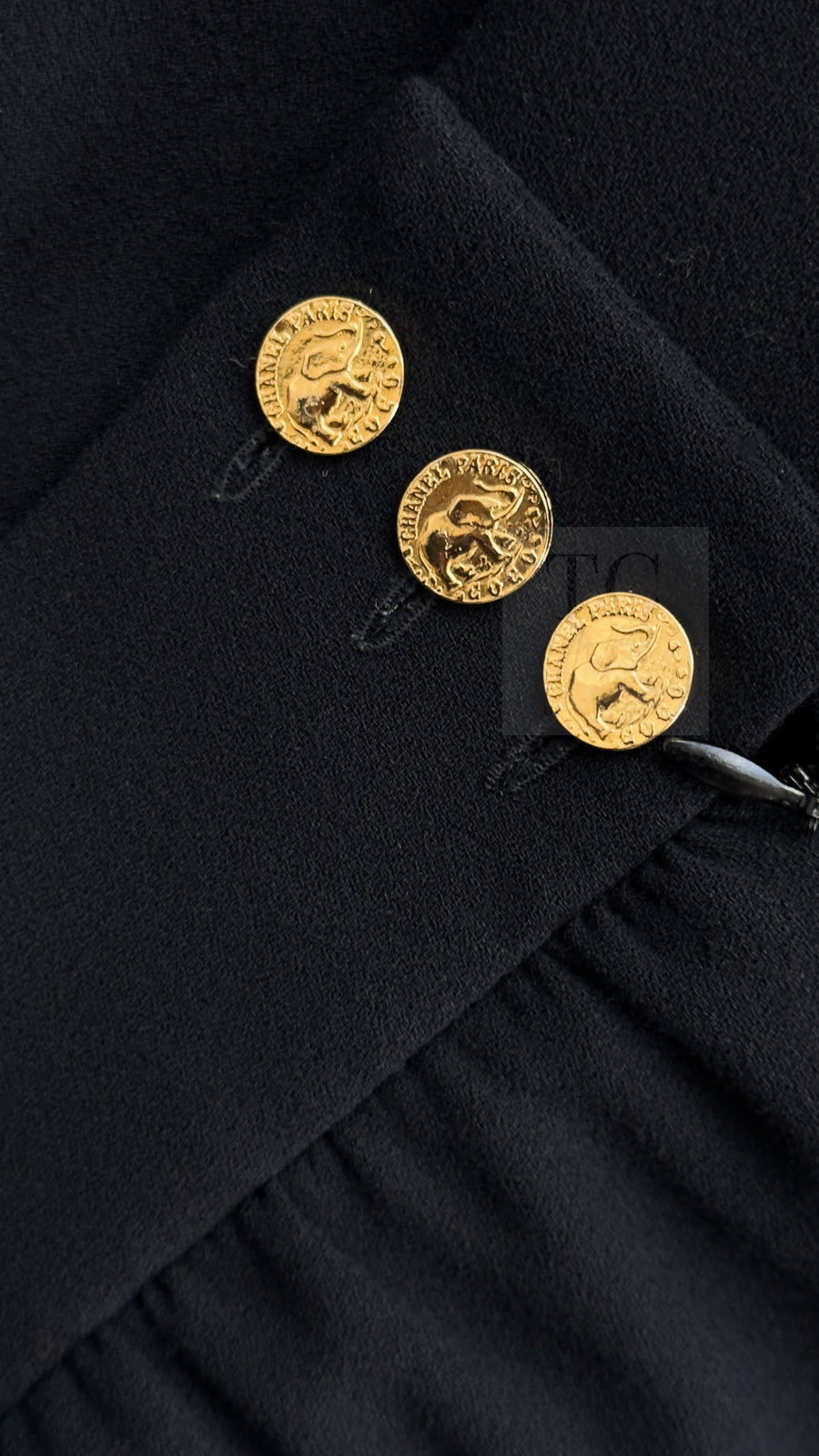 CHANEL 88A Vintage Black Wool Gold Buttons Jacket Skirt Suit 40 シャネル ヴィンテージ ブラック ウール ジャケット スカート スーツ 即発