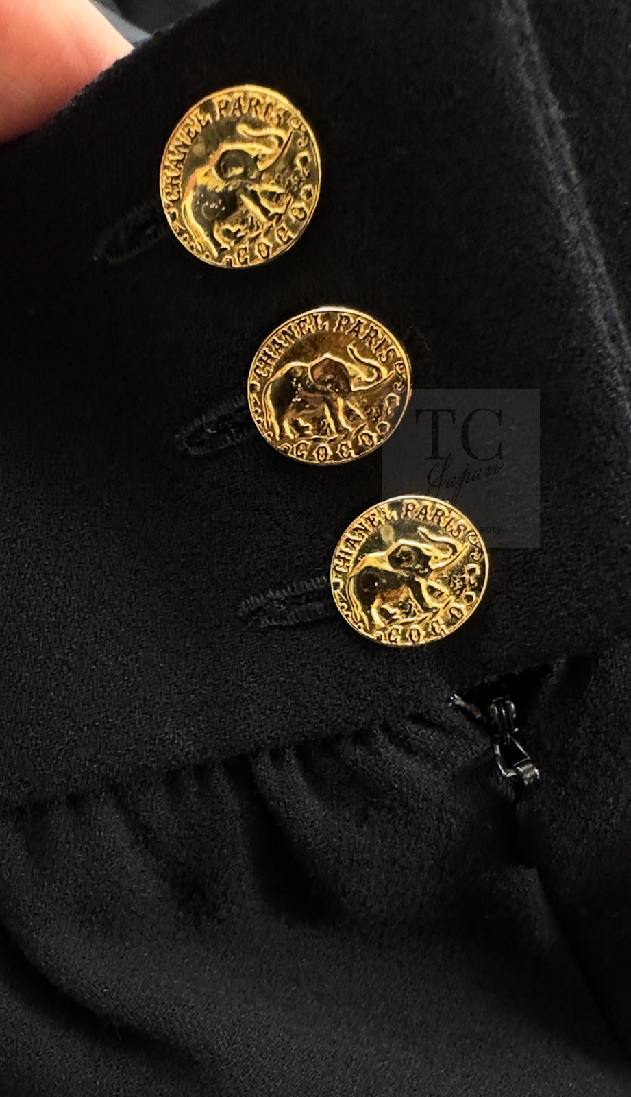 CHANEL 88A Vintage Black Wool Gold Buttons Jacket Skirt Suit 40 シャネル ヴィンテージ ブラック ウール ジャケット スカート スーツ 即発