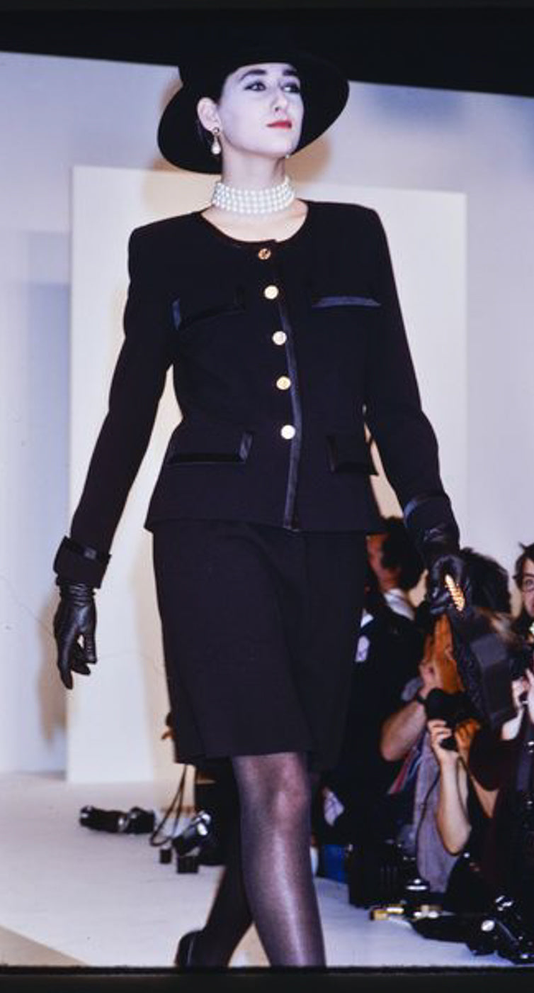 CHANEL 88A Vintage Black Wool Gold Buttons Jacket Skirt Suit 40 シャネル ヴィンテージ ブラック ウール ジャケット スカート スーツ 即発