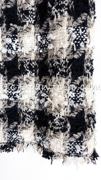 CHANEL 07S Ivory Black Jeweled COCO Emblem Fringed  Lesage Tweed Jacket Skirt 34 40 シャネル ホワイト ブラック CCエンブレム フリンジ ルサージュ ツイード ジャケット スカート 即発