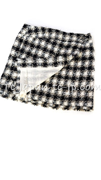 CHANEL 07S Ivory Black Jeweled COCO Emblem Fringed  Lesage Tweed Jacket Skirt 34 40 シャネル ホワイト ブラック CCエンブレム フリンジ ルサージュ ツイード ジャケット スカート 即発