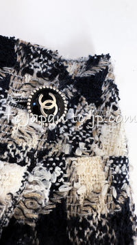 CHANEL 07S Ivory Black Jeweled COCO Emblem Fringed  Lesage Tweed Jacket Skirt 34 40 シャネル ホワイト ブラック CCエンブレム フリンジ ルサージュ ツイード ジャケット スカート 即発