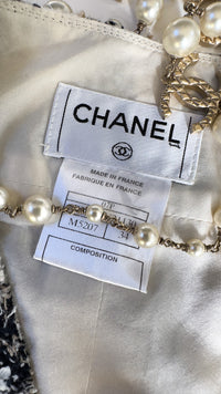 CHANEL 07S Ivory Black Jeweled COCO Emblem Fringed  Lesage Tweed Jacket Skirt 34 40 シャネル ホワイト ブラック CCエンブレム フリンジ ルサージュ ツイード ジャケット スカート 即発