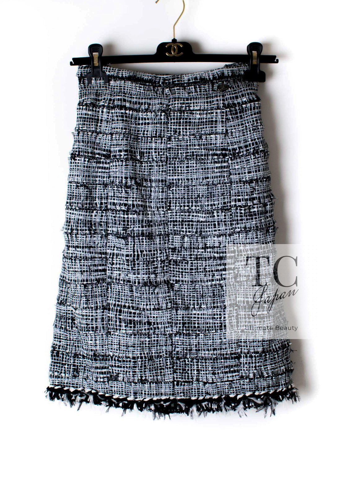 CHANEL 11S Black White Ostrich Feather Trimmed Limited Collectible Tweed Skirt 36 シャネル ブラック ホワイト 限定品 クレクティブル オーストリッチ 羽 ツイード スカート 即発