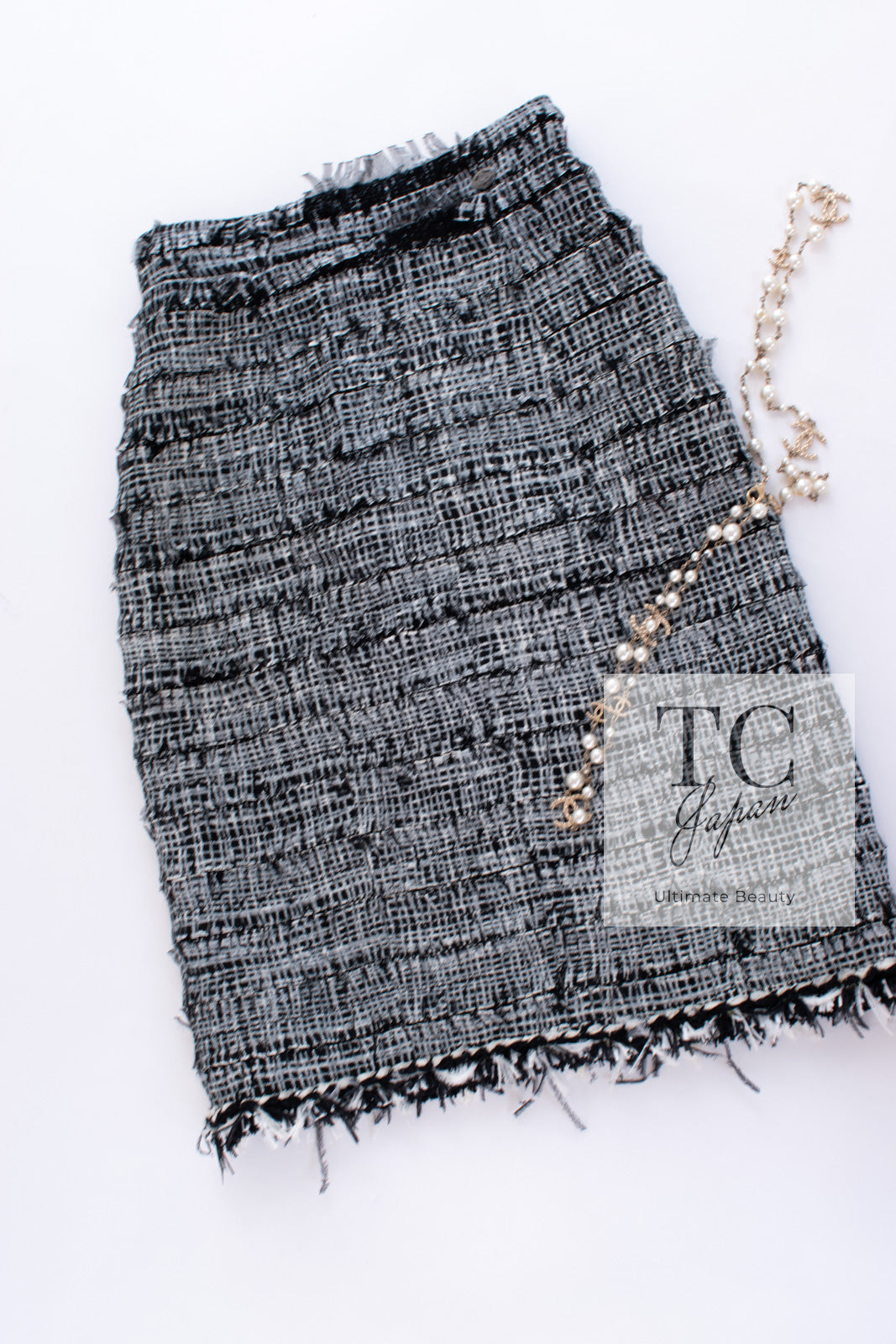 CHANEL 11S Black White Ostrich Feather Trimmed Limited Collectible Tweed Skirt 36 シャネル ブラック ホワイト 限定品 クレクティブル オーストリッチ 羽 ツイード スカート 即発