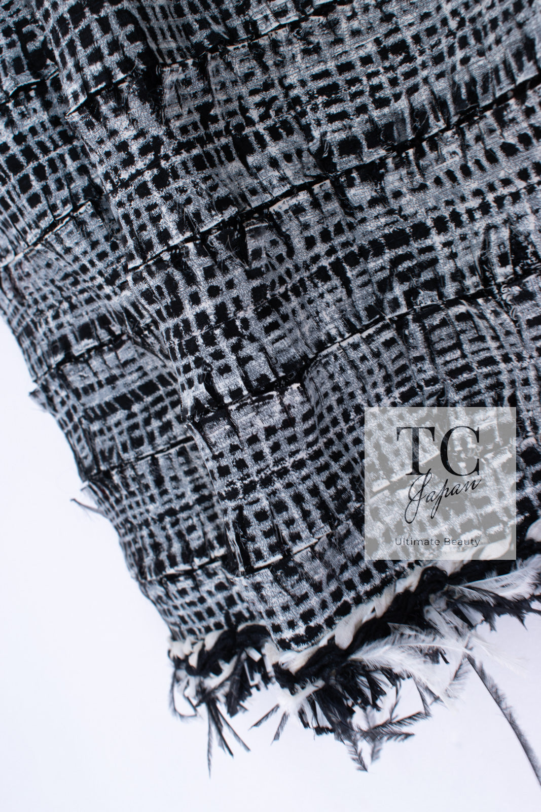 CHANEL 11S Black White Ostrich Feather Trimmed Limited Collectible Tweed Skirt 36 シャネル ブラック ホワイト 限定品 クレクティブル オーストリッチ 羽 ツイード スカート 即発