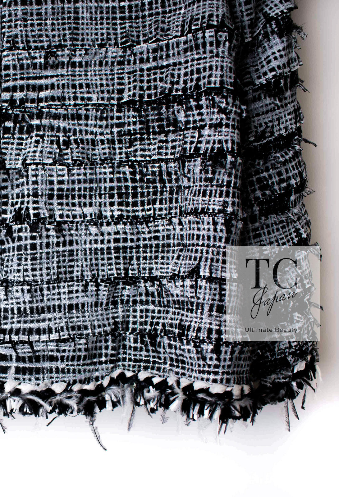 CHANEL 11S Black White Ostrich Feather Trimmed Limited Collectible Tweed Skirt 36 シャネル ブラック ホワイト 限定品 クレクティブル オーストリッチ 羽 ツイード スカート 即発